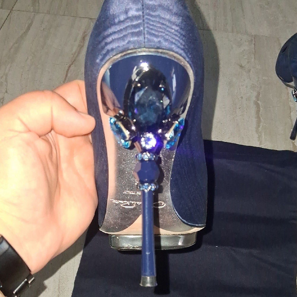 Oscar de la Renta Navy Heels - Picture 3 of 7